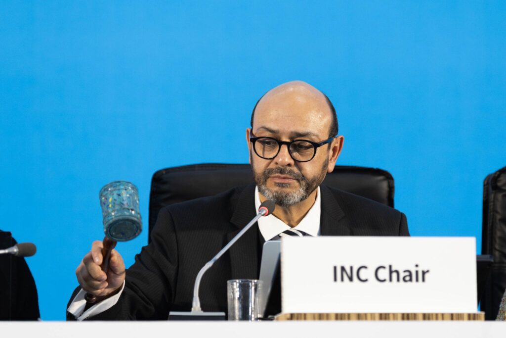 INC-5 Chair Luis Vayas, Ecuador, gavels the decisions to resume discussions at INC-5.2, ISD/ENB - Kiara Worth 